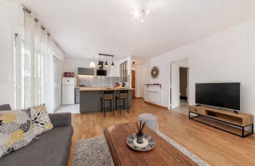 Bourg-l'Eveque Apartment | Les Deux Rives - Balcony Parking Elevator and Close to the City Center