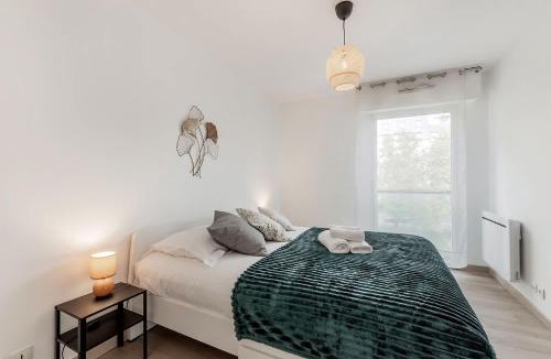 Bourg-l'Eveque Apartment | Les Deux Rives - Balcony Parking Elevator and Close to the City Center