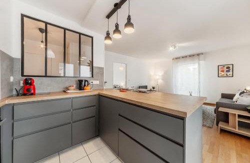 Bourg-l'Eveque Apartment | Les Deux Rives - Balcony Parking Elevator and Close to the City Center
