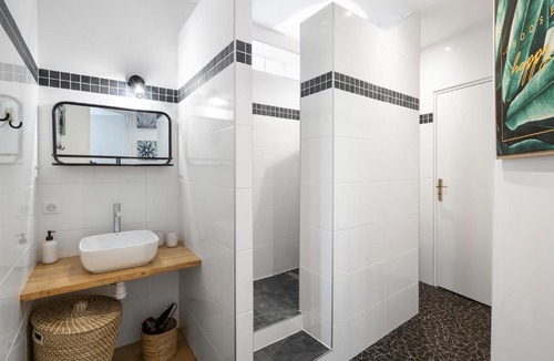 Decre-Cathedrale Apartment | Les Ducs by Cocoonr