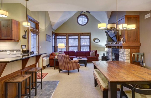 Tremblant-Les-Eaux Condo | Les Eaux Tremblant Classic Chalet Pool & Jacuzzi