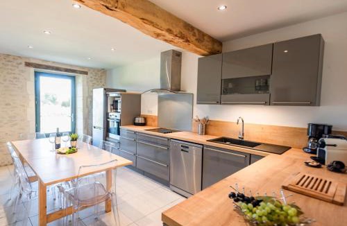 Champagne-et-Fontaine House | Les Ecures 1