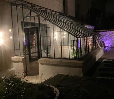 Poincare - Foch - Anatole France - Croix de Bourgogne Bed & Breakfast | Les Ecuries de Rigny, Suite haut de gamme avec spa privatif et piscine au coeur d'un jardin arboré