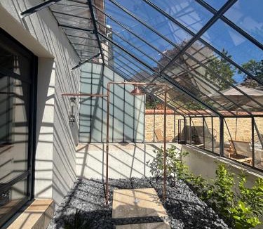 Poincare - Foch - Anatole France - Croix de Bourgogne Bed & Breakfast | Les Ecuries de Rigny, Suite haut de gamme avec spa privatif et piscine au coeur d'un jardin arboré