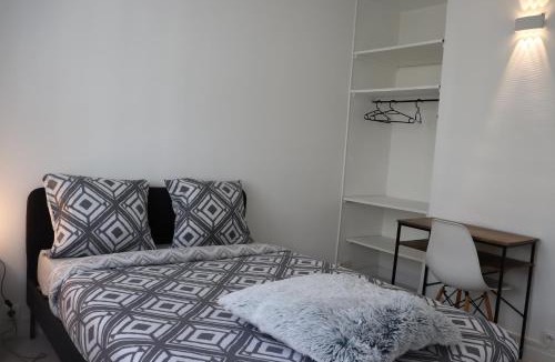 Saint-Jean-de-la-Ruelle Apartment | Les Erables Appart - 3 chambres - Spacieux et moderne avec balcon, parking et wifi