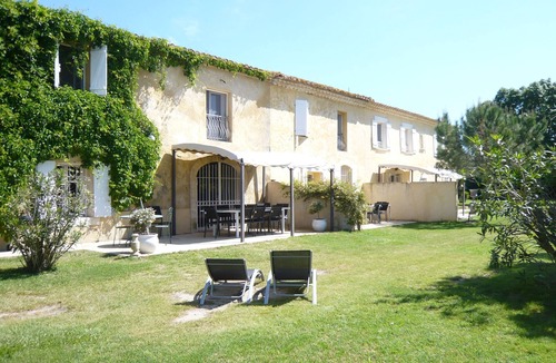 Saint-Gilles House | Les Flamants, 7/9 people, charming, garden and terrace and shared pool