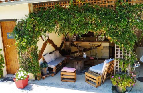 Montagrier House | Les Gîtes de La Treille