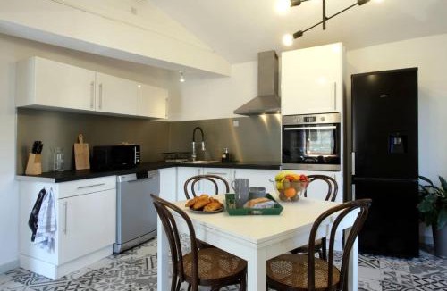 Carcassonne Apartment | Les Gîtes de Laure - L'Or Vert, Appartement avec Vue sur le Château, Parking Privé, Climatisation, à 160 m de la Cité Médiévale