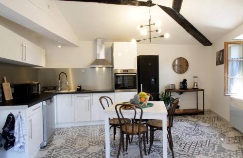Carcassonne Apartment | Les Gîtes de Laure - L'Or Vert, Appartement avec Vue sur le Château, Parking Privé, Climatisation, à 160 m de la Cité Médiévale