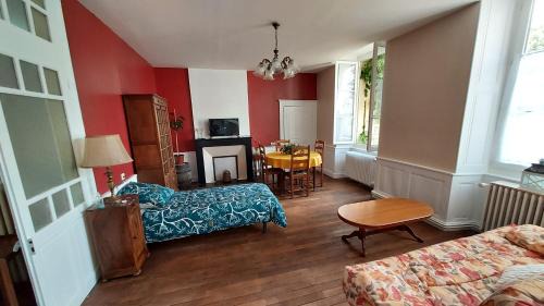 Chateaumeillant Apartment | Les Gites du château