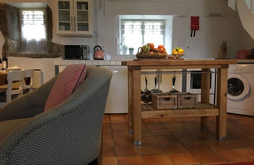 Caylus Cottage | Les gites Pérard (East Gite) sleeps 4. Use of Swimming Pool & Pet friendly.