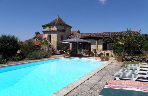Caylus Cottage | Les gites Pérard (East Gite) sleeps 4. Use of Swimming Pool & Pet friendly.
