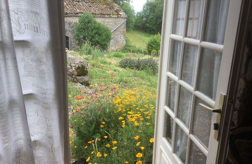 Caylus House | Les gites Perard sleeps 8. Family-friendly and pets welcome. Pool