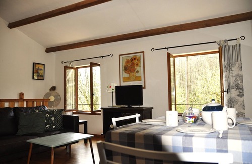Vernoux-en-Gatine Cottage | Les Glycines Gîtes - La Roche gîte: Family-friendly gîte with shared pool