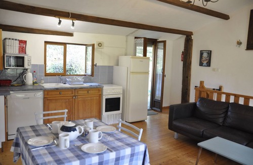 Vernoux-en-Gatine Cottage | Les Glycines Gîtes - La Roche gîte: Family-friendly gîte with shared pool