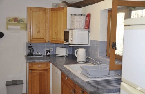 Vernoux-en-Gatine Cottage | Les Glycines Gîtes - La Roche gîte: Family-friendly gîte with shared pool