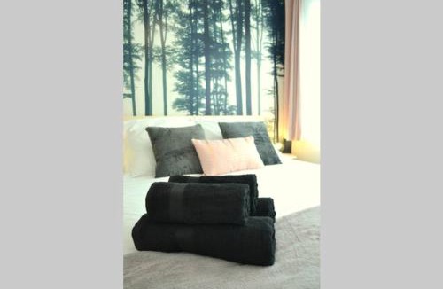 Les Capucins-Saint-Germain Apartment | Les Grumes, Centre Ville, Jardin,Self check-in, FreeWifi, Netflix