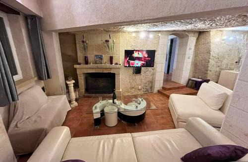Nazelles-Negron Apartment | Les Hauts de Nazelles - Troglodyte + Parking