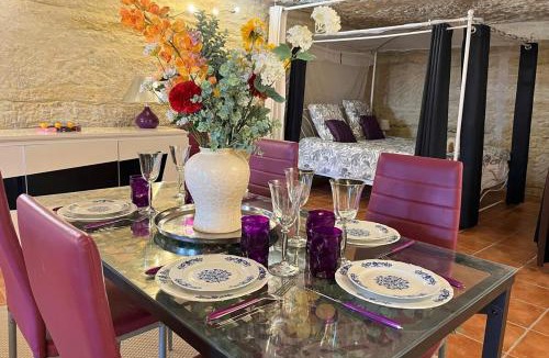 Nazelles-Negron Apartment | Les Hauts de Nazelles - Troglodyte + Parking