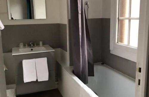 Quartier Vieux Marche-Cathedrale Hotel | Les Initiés