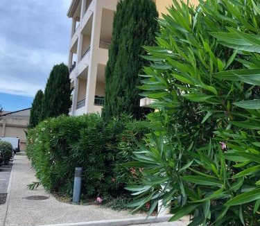 Le Pontet Apartment | Les Jardins de Garance