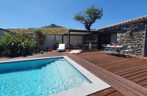 Saint-Vincent-de-Barres Apartment | Les Lauriers Roses: Heated pool, unspoilt nature