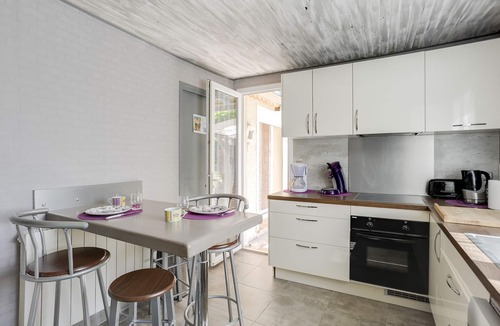 Piolenc Cottage | LES LAVANDES, comfortable, air-conditioned, swimming pool reserved for guests