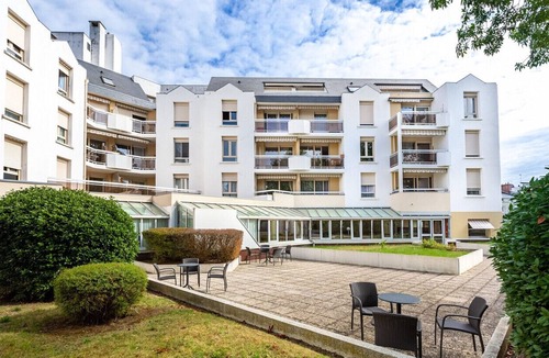 Saumur House | LES LILAS Very nice room in serviced residence with Restaurant