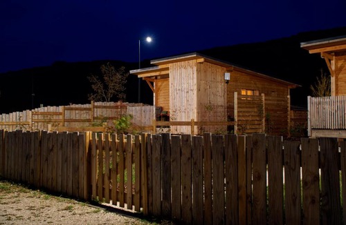 Virignin Cabin | Les Lodges de la ViaRhôna/cabane-spa