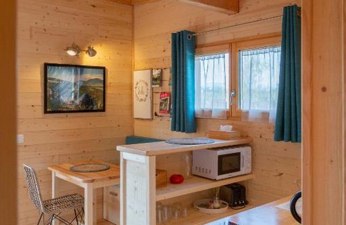 Virignin Cabin | Les Lodges de la ViaRhôna/cabane-spa