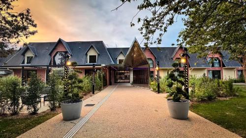 Le Vaudreuil Hotel | Les Lodges de Socrate
