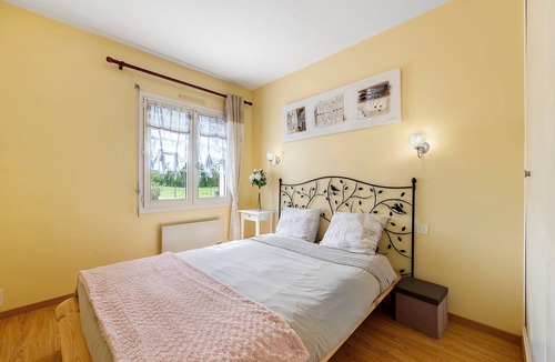 Lucon Bed & Breakfast | Les Loges Guest Room with Shared Terrace, Communal Garden and Wi-Fi