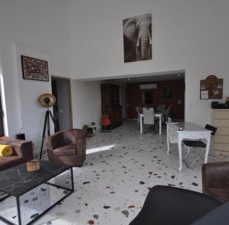 Moissac House | Les loups blancs