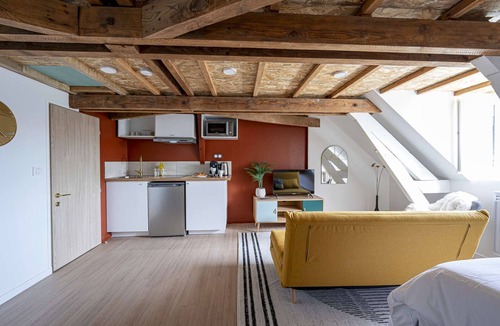 Chatellerault Apartment | Les Maisons Acajou/Charming Spicy Chalet studio