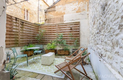 Charleville-Mezieres Apartment | Les Marionnettistes, Atypique appartement avec cour privée hyper centre Place Ducale