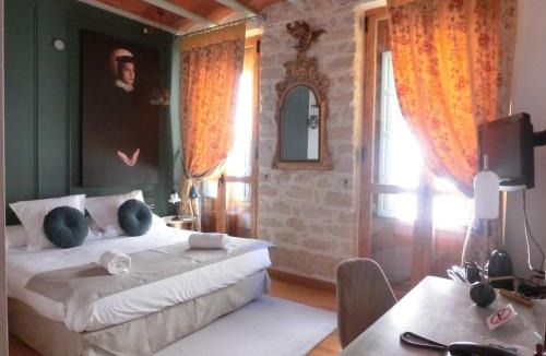 Barri Vell - Santa Creu Hotel | Les Monges Palace Boutique