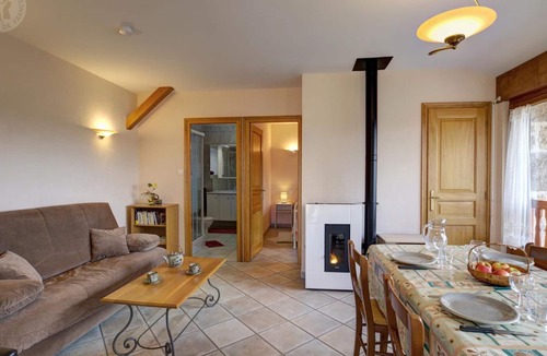 Merle-Leignec Cottage | Les Myrtilles Cottage: Comfort and Calm, Pets Welcome, Shared Garden