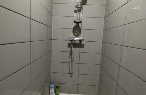 Vouvray Bed & Breakfast | Les nichoirs - 60m² room in Vouvray - bathroom and separate toilet