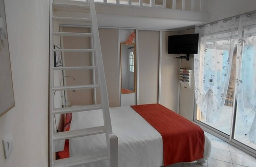 Bas-Vernet Bed & Breakfast | Les Orchidées Guest Rooms – Wi-Fi and Air Conditioning Included