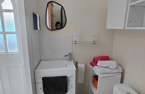 Bas-Vernet Bed & Breakfast | Les Orchidées Guest Rooms – Wi-Fi and Air Conditioning Included