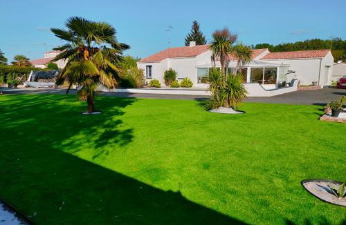 Chasnais House | Les papillons roses