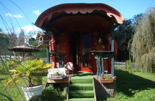 Yenne House | Les Patins à Roulottes