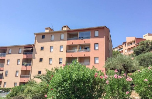 Sainte-Maxime Apartment | Les Pins Ensoleilles by Interhome