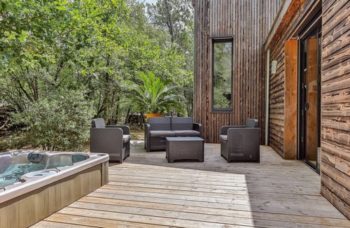 Saint-Hilaire-de-Riez Cabin | Les Pins - Maison avec piscine & jacuzzi