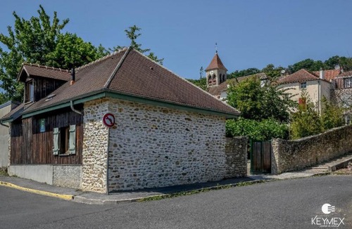 Saint-Prix House | Les Pins - Maison avec parking ferme et jardin commun au calme