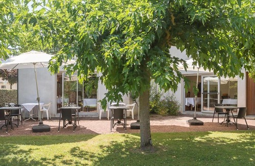 Etauliers Hotel | LES PLATANES