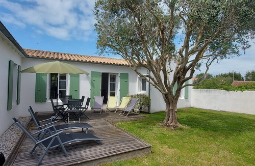 Les Portes-en-Re Villa | Les Portes en ré, Nice villa with garden in the center of the village.