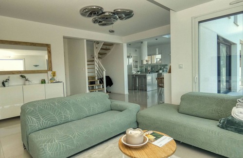 Bilieu House | LES REFLETS DU LAC architect-designed house swimming pool/lake view