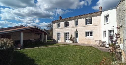 Saint-Vaize House | Les rives du Rochefollet