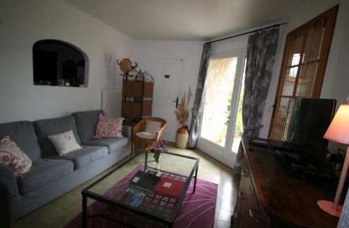 Saint-Etienne-de-Gourgas Apartment | Les Rochers